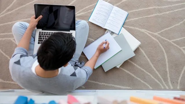 Studentsittingonfloorstudyingwithlaptop_2023