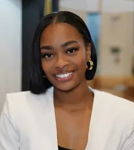 Lindzysanfordheadshot_2024