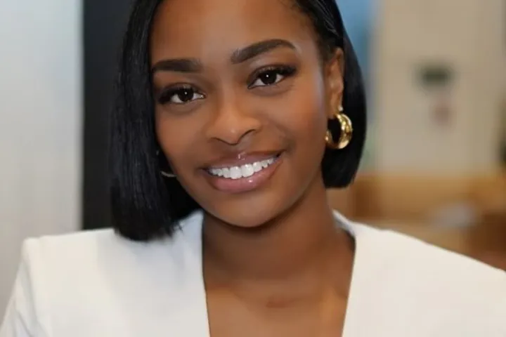 Lindzysanfordheadshot_2024