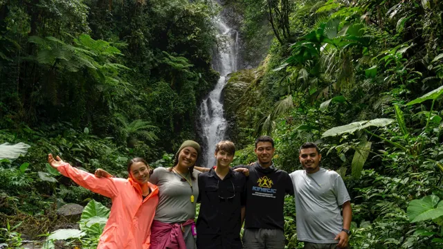 Fivepeopleinfrontofwaterfall_2023